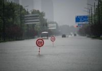 鄭州市民朋友們，暴雨期間請注意留意警示標志牌！